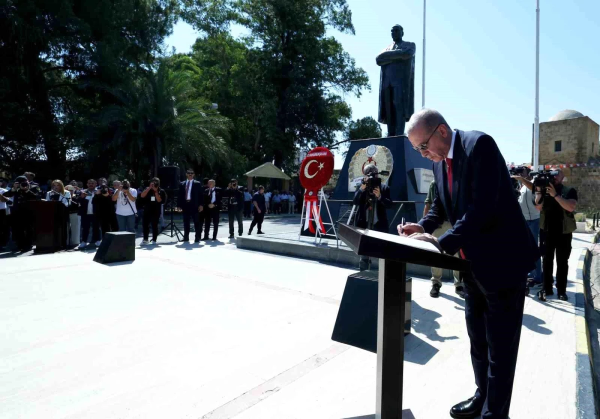 Cumhurbaşkanı Erdoğan, Lefkoşa’daki Atatürk Anıtı’na çelenk bıraktı