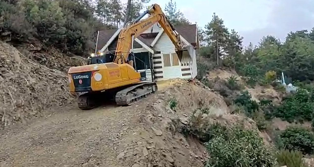 kemal sunalin gulen adam filmi gercek oldu yikim karari verilen evini tasidi thS7eqmR