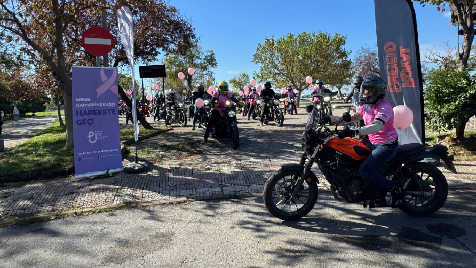 kadikoyde meme kanserinde farkindalik icin motosiklet ve bisiklet turu dygnusgI.jpg