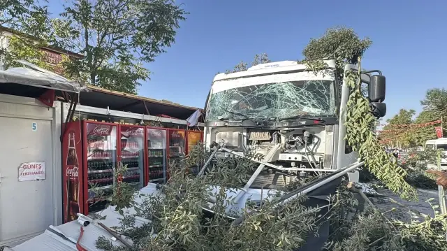 malatyada feci kaza freni arizalanan kamyon 7 konteyner is yerine carpti hDQ86jOv