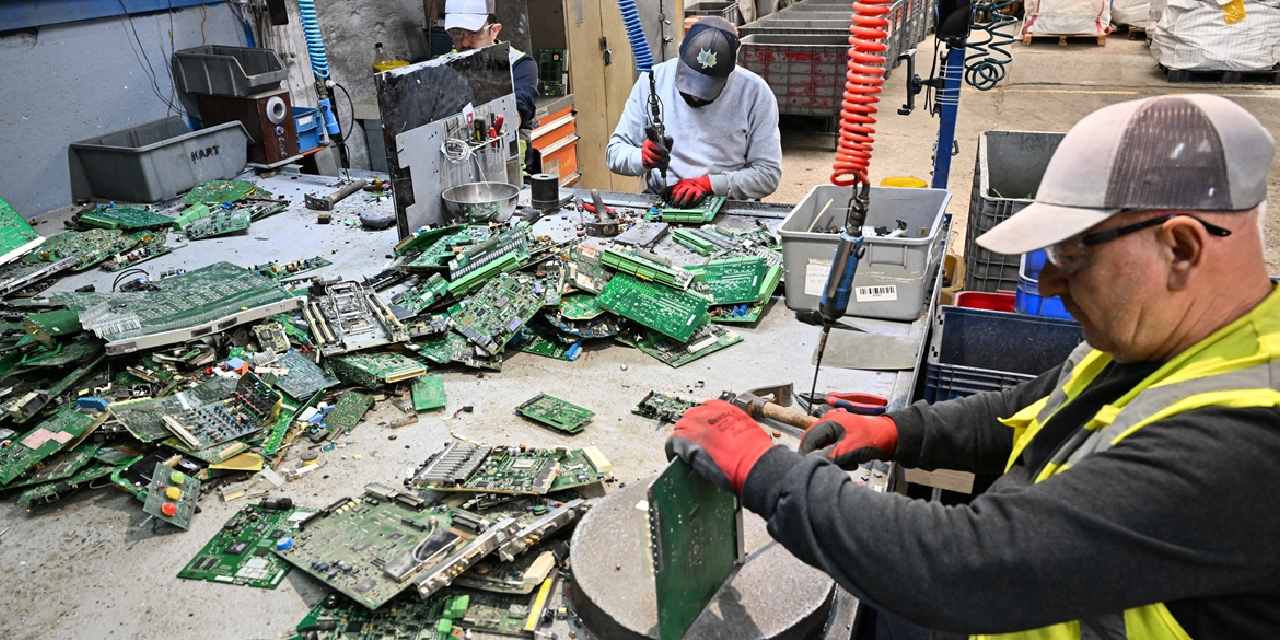 Eski Cep Telefonlarınızı Atmayın! İçinde Altın Bulabilirsiniz