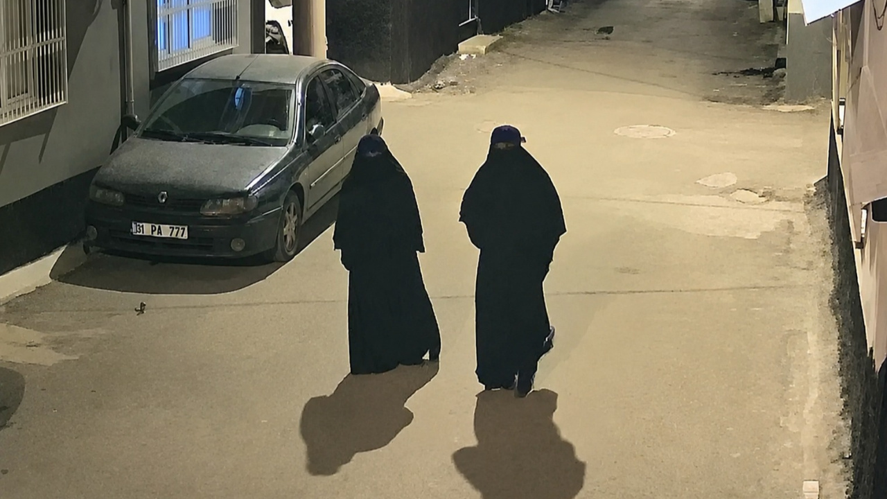 Kara çarşaflı erkek hırsız 40 dakikada vurgun yaptı